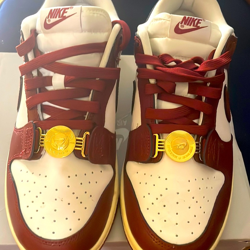 Woman’s dunks like new!